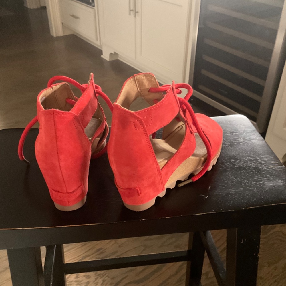 Sorel Women’s suede wedges size 7 - Picture 3 of 3